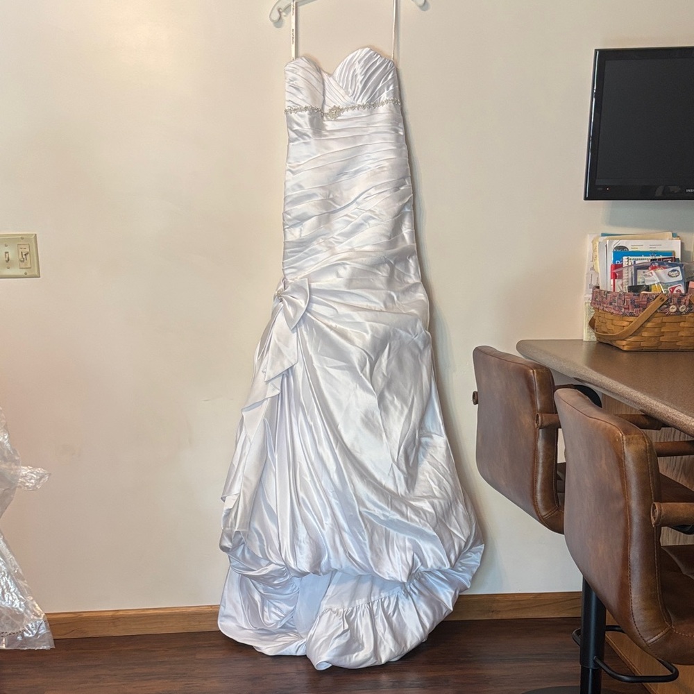 David's Bridal White Strapless Wedding Dress